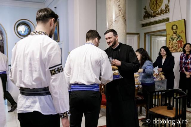 (Foto) Grupul Psaltic Sfântul Voievod Ștefan cel Mare – Colindători la Reședința Mitropolitană 2024