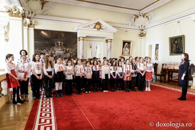 (Foto) Liceul Universității „Alexandru Ioan Cuza” din Iași – Colindători la Reședința Mitropolitană 2024