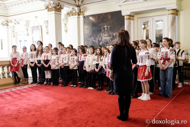 (Foto) Liceul Universității „Alexandru Ioan Cuza” din Iași – Colindători la Reședința Mitropolitană 2024