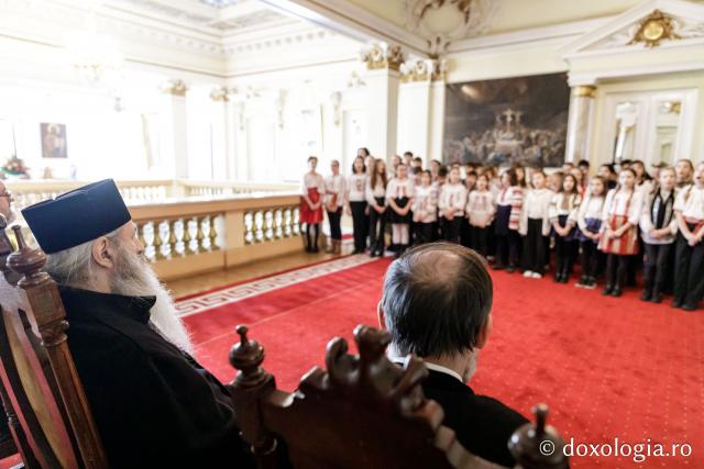 (Foto) Liceul Universității „Alexandru Ioan Cuza” din Iași – Colindători la Reședința Mitropolitană 2024