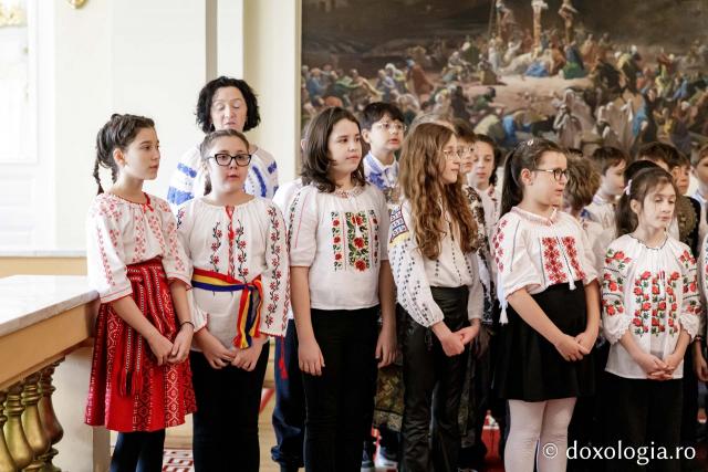 (Foto) Liceul Universității „Alexandru Ioan Cuza” din Iași – Colindători la Reședința Mitropolitană 2024