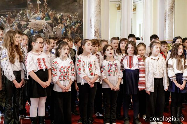 (Foto) Liceul Universității „Alexandru Ioan Cuza” din Iași – Colindători la Reședința Mitropolitană 2024