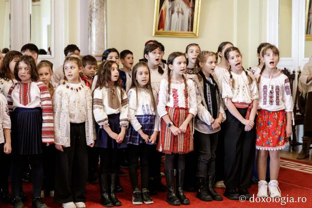 (Foto) Liceul Universității „Alexandru Ioan Cuza” din Iași – Colindători la Reședința Mitropolitană 2024