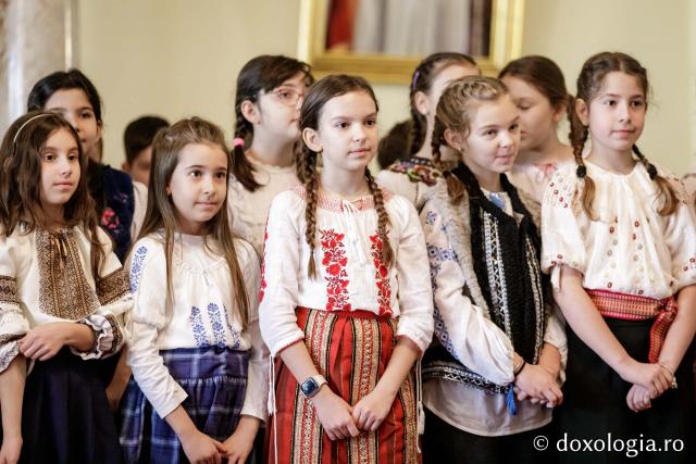 (Foto) Liceul Universității „Alexandru Ioan Cuza” din Iași – Colindători la Reședința Mitropolitană 2024