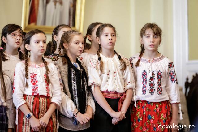 (Foto) Liceul Universității „Alexandru Ioan Cuza” din Iași – Colindători la Reședința Mitropolitană 2024