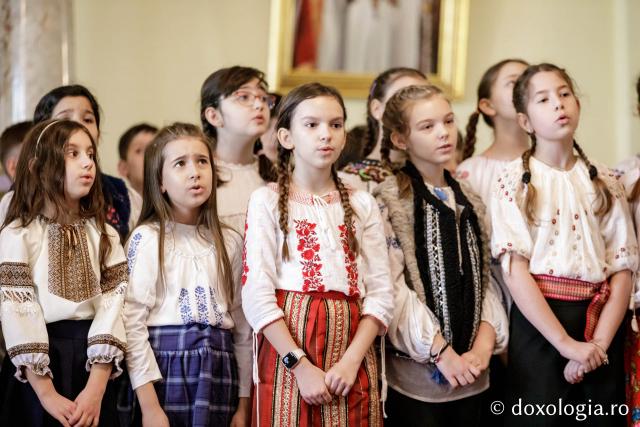 (Foto) Liceul Universității „Alexandru Ioan Cuza” din Iași – Colindători la Reședința Mitropolitană 2024