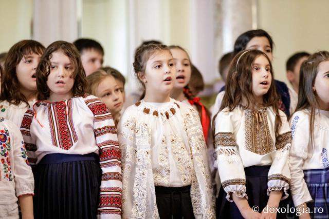 (Foto) Liceul Universității „Alexandru Ioan Cuza” din Iași – Colindători la Reședința Mitropolitană 2024
