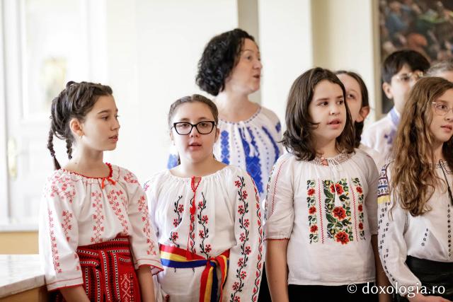 (Foto) Liceul Universității „Alexandru Ioan Cuza” din Iași – Colindători la Reședința Mitropolitană 2024