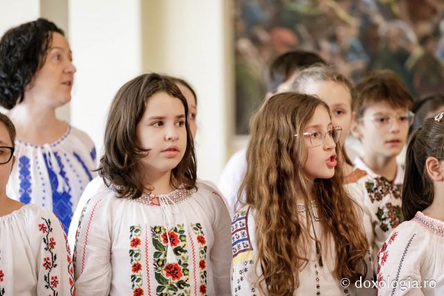 (Foto) Liceul Universității „Alexandru Ioan Cuza” din Iași – Colindători la Reședința Mitropolitană 2024