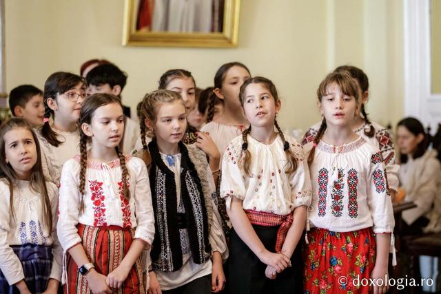 (Foto) Liceul Universității „Alexandru Ioan Cuza” din Iași – Colindători la Reședința Mitropolitană 2024
