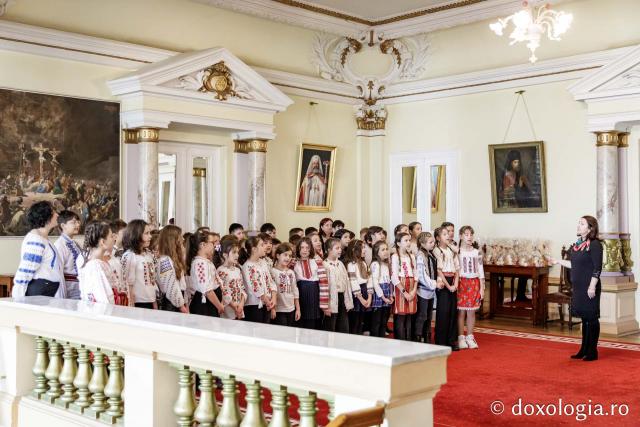 (Foto) Liceul Universității „Alexandru Ioan Cuza” din Iași – Colindători la Reședința Mitropolitană 2024