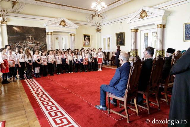 (Foto) Liceul Universității „Alexandru Ioan Cuza” din Iași – Colindători la Reședința Mitropolitană 2024