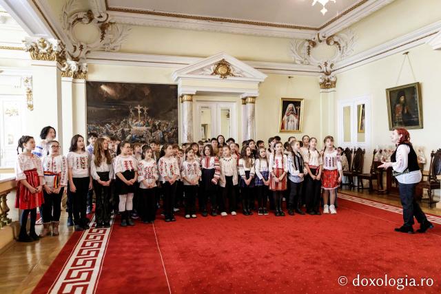 (Foto) Liceul Universității „Alexandru Ioan Cuza” din Iași – Colindători la Reședința Mitropolitană 2024