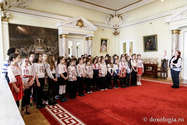 (Foto) Liceul Universității „Alexandru Ioan Cuza” din Iași – Colindători la Reședința Mitropolitană 2024