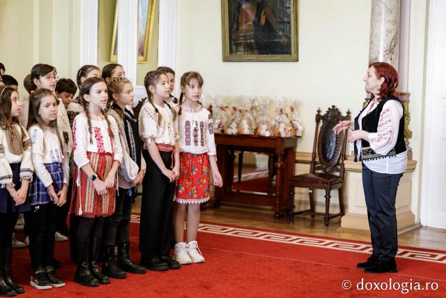 (Foto) Liceul Universității „Alexandru Ioan Cuza” din Iași – Colindători la Reședința Mitropolitană 2024