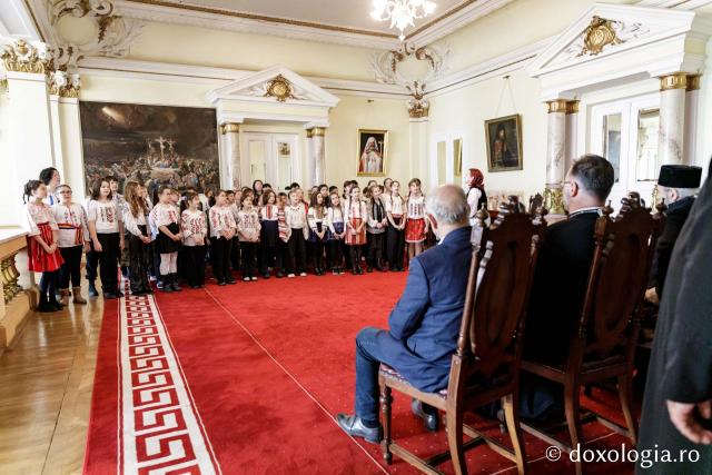 (Foto) Liceul Universității „Alexandru Ioan Cuza” din Iași – Colindători la Reședința Mitropolitană 2024