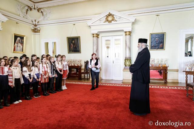 (Foto) Liceul Universității „Alexandru Ioan Cuza” din Iași – Colindători la Reședința Mitropolitană 2024