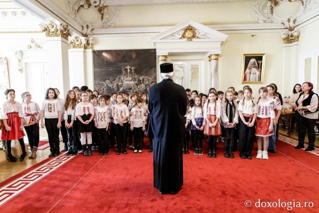 (Foto) Liceul Universității „Alexandru Ioan Cuza” din Iași – Colindători la Reședința Mitropolitană 2024