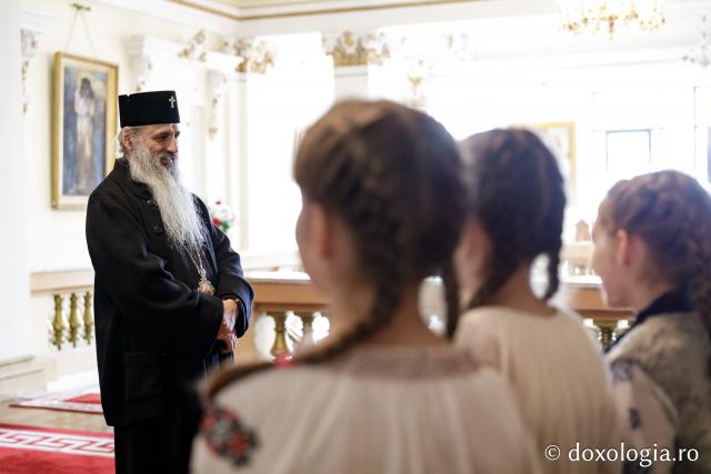 (Foto) Liceul Universității „Alexandru Ioan Cuza” din Iași – Colindători la Reședința Mitropolitană 2024