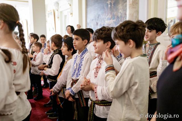 (Foto) Liceul Universității „Alexandru Ioan Cuza” din Iași – Colindători la Reședința Mitropolitană 2024