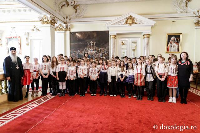 (Foto) Liceul Universității „Alexandru Ioan Cuza” din Iași – Colindători la Reședința Mitropolitană 2024