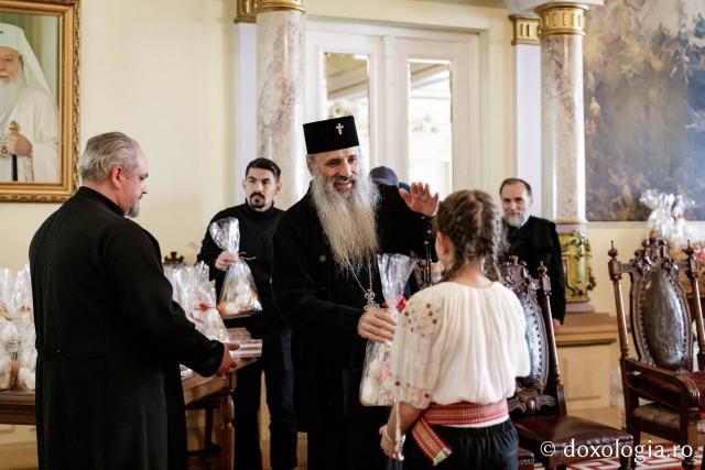 (Foto) Liceul Universității „Alexandru Ioan Cuza” din Iași – Colindători la Reședința Mitropolitană 2024