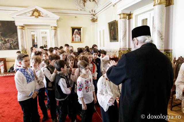 (Foto) Liceul Universității „Alexandru Ioan Cuza” din Iași – Colindători la Reședința Mitropolitană 2024