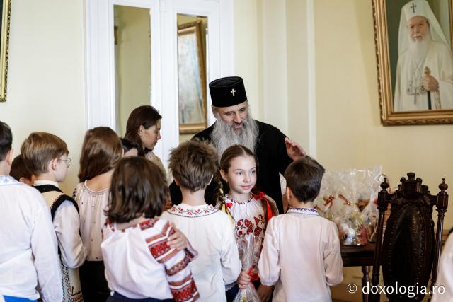 (Foto) Liceul Universității „Alexandru Ioan Cuza” din Iași – Colindători la Reședința Mitropolitană 2024
