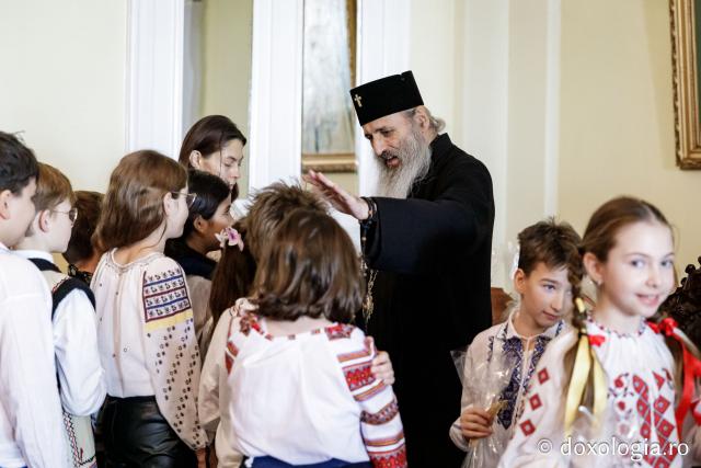 (Foto) Liceul Universității „Alexandru Ioan Cuza” din Iași – Colindători la Reședința Mitropolitană 2024