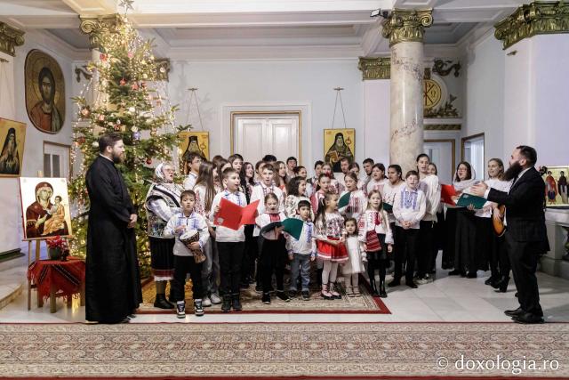 (Foto) Parohia Chicerea 2 – Colindători la Reședința Mitropolitană 2024