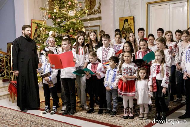 (Foto) Parohia Chicerea 2 – Colindători la Reședința Mitropolitană 2024