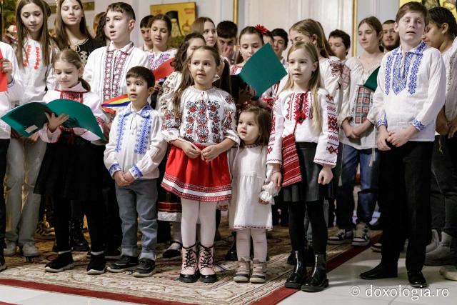 (Foto) Parohia Chicerea 2 – Colindători la Reședința Mitropolitană 2024