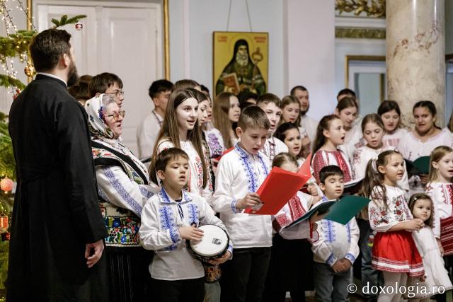 (Foto) Parohia Chicerea 2 – Colindători la Reședința Mitropolitană 2024