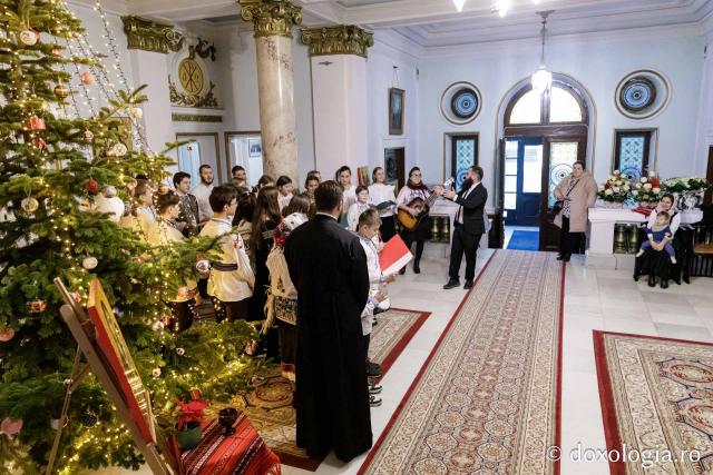 (Foto) Parohia Chicerea 2 – Colindători la Reședința Mitropolitană 2024