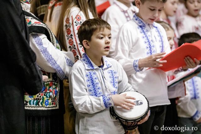 (Foto) Parohia Chicerea 2 – Colindători la Reședința Mitropolitană 2024