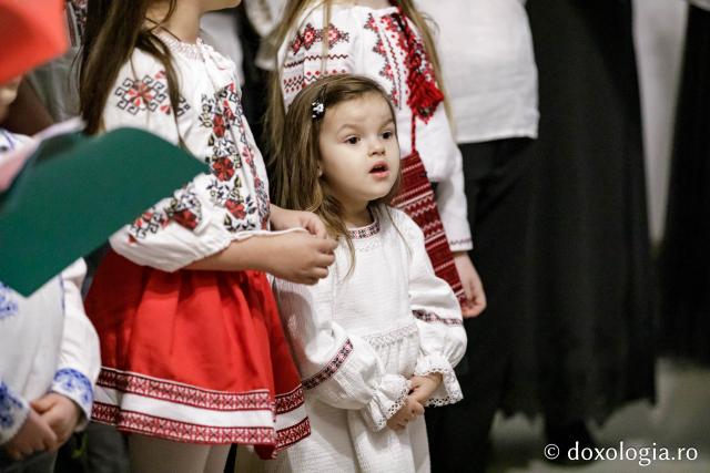 (Foto) Parohia Chicerea 2 – Colindători la Reședința Mitropolitană 2024