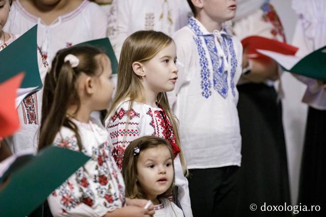 (Foto) Parohia Chicerea 2 – Colindători la Reședința Mitropolitană 2024