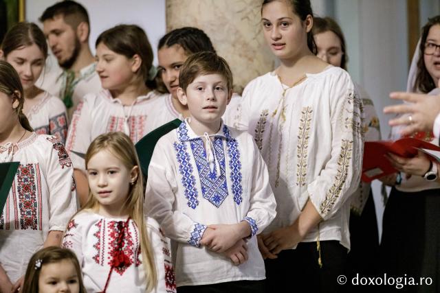 (Foto) Parohia Chicerea 2 – Colindători la Reședința Mitropolitană 2024