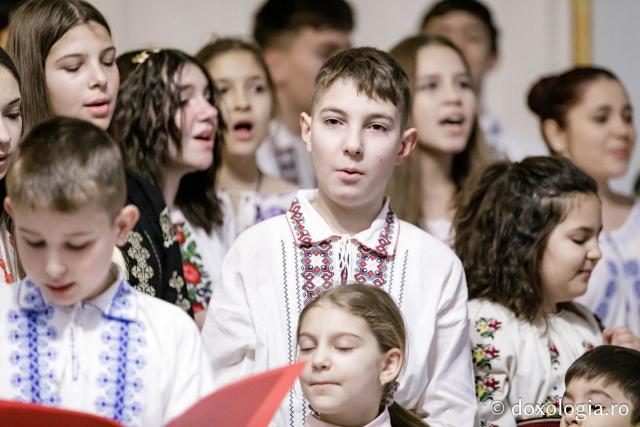 (Foto) Parohia Chicerea 2 – Colindători la Reședința Mitropolitană 2024
