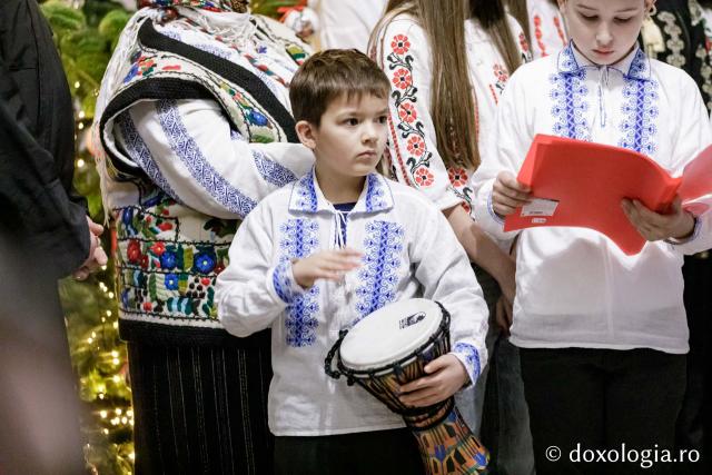 (Foto) Parohia Chicerea 2 – Colindători la Reședința Mitropolitană 2024