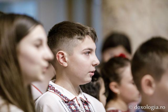 (Foto) Parohia Chicerea 2 – Colindători la Reședința Mitropolitană 2024