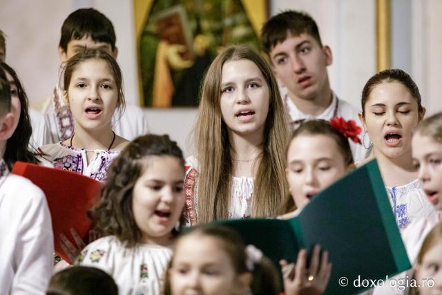 (Foto) Parohia Chicerea 2 – Colindători la Reședința Mitropolitană 2024