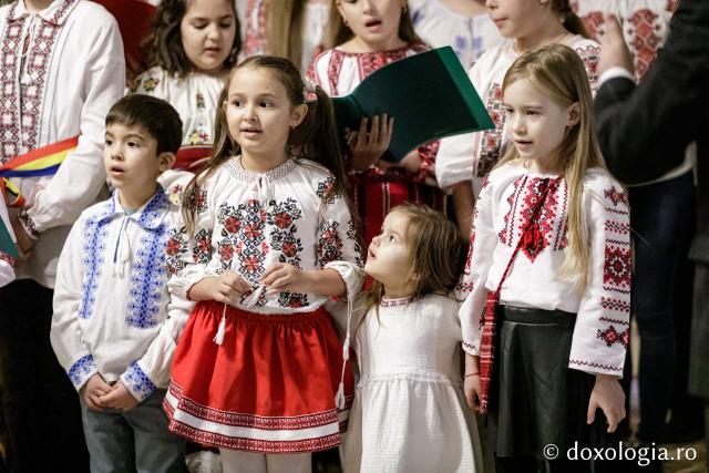 (Foto) Parohia Chicerea 2 – Colindători la Reședința Mitropolitană 2024