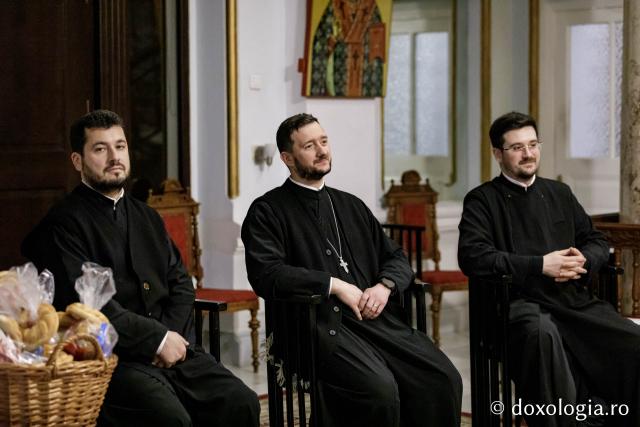 (Foto) Parohia Chicerea 2 – Colindători la Reședința Mitropolitană 2024
