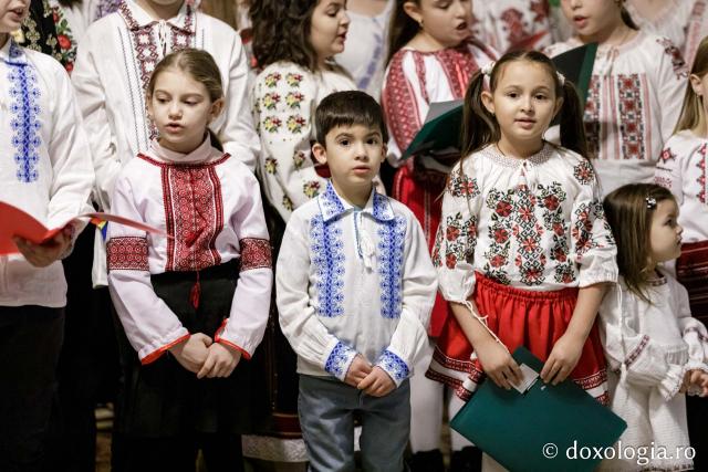 (Foto) Parohia Chicerea 2 – Colindători la Reședința Mitropolitană 2024
