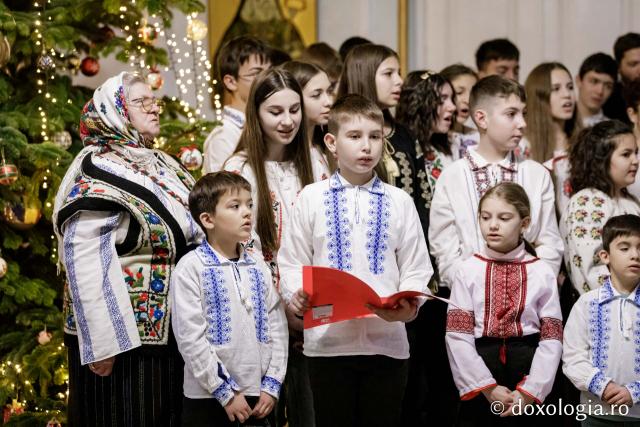 (Foto) Parohia Chicerea 2 – Colindători la Reședința Mitropolitană 2024