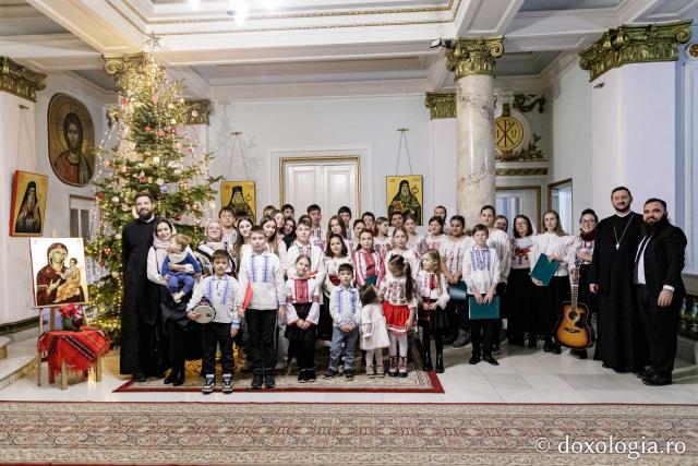 (Foto) Parohia Chicerea 2 – Colindători la Reședința Mitropolitană 2024