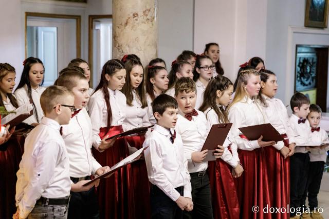 (Foto) Parohia „Sfinții Voievozi” din satul Zahoreni – Colindători la Reședința Mitropolitană 2024