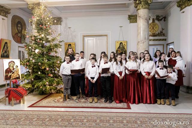 (Foto) Parohia „Sfinții Voievozi” din satul Zahoreni – Colindători la Reședința Mitropolitană 2024