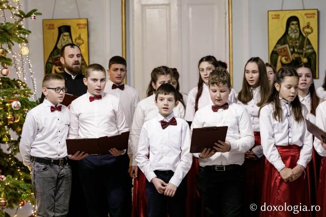 (Foto) Parohia „Sfinții Voievozi” din satul Zahoreni – Colindători la Reședința Mitropolitană 2024